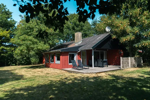 Huset ligger frit på grunden med græs hele vejen rundt.