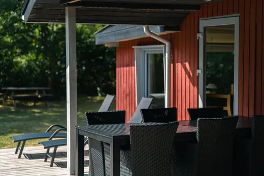 Den overdækkede del af terrassen med spiseplads til hele familien.