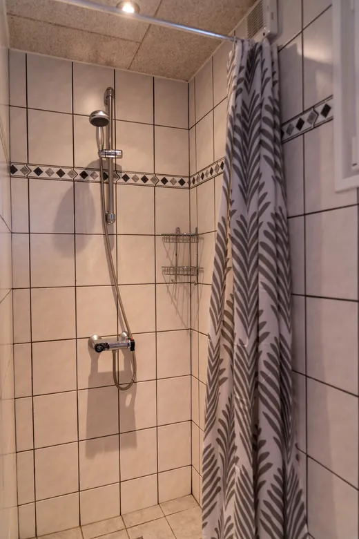 Badeværelset med bruser.